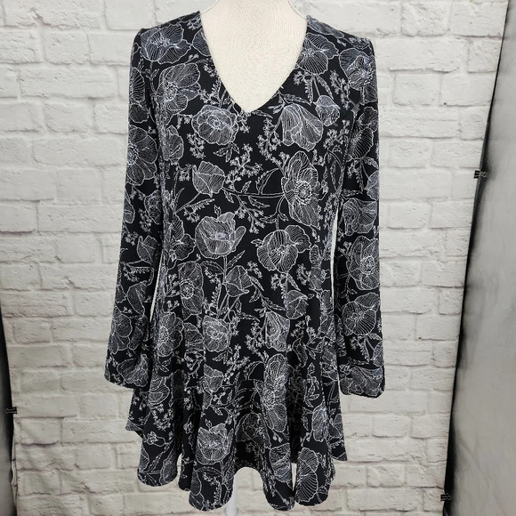 Leith Dresses & Skirts - LEITH Black & White Floral V Neck Long Sleeve Dress Size Medium
